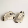 Damen-Sneaker „Running Sole” in Silberglitzer und taubengrauem Wildleder Damen-Sneaker „Running Sole” in Silberglitzer und taubengrauem Wildleder