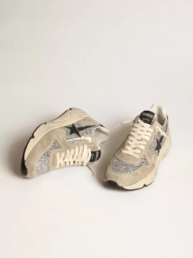 Damen-Sneaker „Running Sole” in Silberglitzer und taubengrauem Wildleder Damen-Sneaker „Running Sole” in Silberglitzer und taubengrauem Wildleder