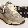 Damen-Sneaker „Running Sole” in Silberglitzer und taubengrauem Wildleder Damen-Sneaker „Running Sole” in Silberglitzer und taubengrauem Wildleder