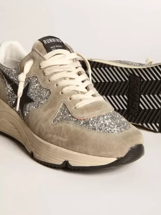 Damen-Sneaker „Running Sole” in Silberglitzer und taubengrauem Wildleder Damen-Sneaker „Running Sole” in Silberglitzer und taubengrauem Wildleder