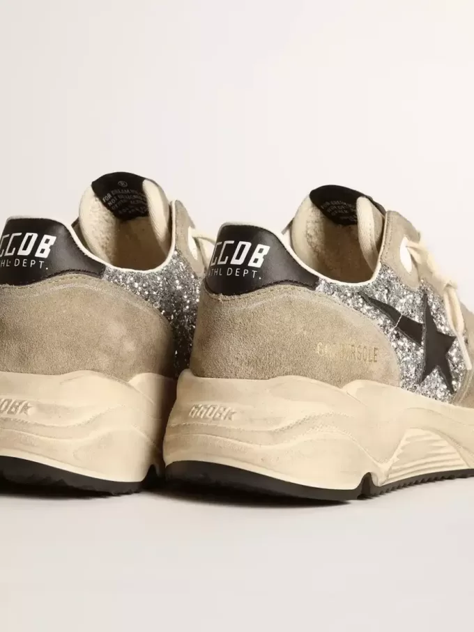 Damen-Sneaker „Running Sole” in Silberglitzer und taubengrauem Wildleder Damen-Sneaker „Running Sole” in Silberglitzer und taubengrauem Wildleder