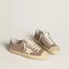 Damen-Sneaker „V-Star” aus hellbraunem Metallic-Wildleder mit cremefarbenem Lederstern Damen-Sneaker „V-Star” aus hellbraunem Metallic-Wildleder mit cremefarbenem Lederstern