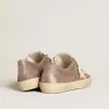 Damen-Sneaker „V-Star” aus hellbraunem Metallic-Wildleder mit cremefarbenem Lederstern Damen-Sneaker „V-Star” aus hellbraunem Metallic-Wildleder mit cremefarbenem Lederstern
