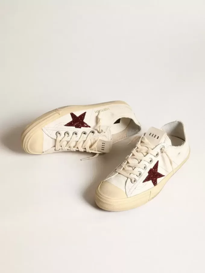 Damen-Sneaker V-Star aus weißem Nappaleder mit rotem Glitzerstern Damen-Sneaker V-Star aus weißem Nappaleder mit rotem Glitzerstern