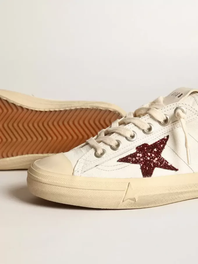 Damen-Sneaker V-Star aus weißem Nappaleder mit rotem Glitzerstern Damen-Sneaker V-Star aus weißem Nappaleder mit rotem Glitzerstern