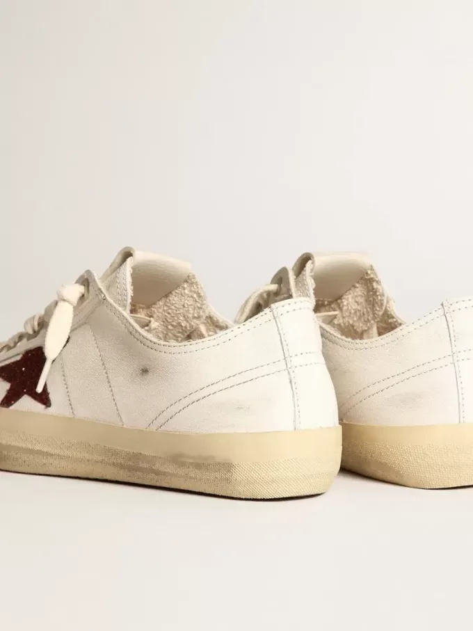 Damen-Sneaker V-Star aus weißem Nappaleder mit rotem Glitzerstern Damen-Sneaker V-Star aus weißem Nappaleder mit rotem Glitzerstern