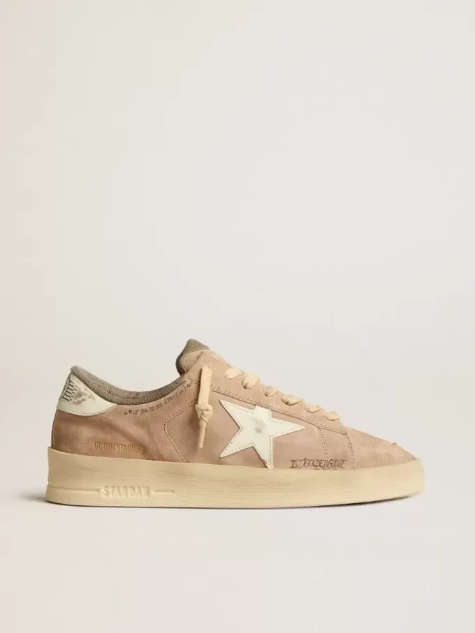 Damen-Stardan aus altrosa Wildleder mit weißem Lederstern und Fersenlasche Damen-Stardan aus altrosa Wildleder mit weißem Lederstern und Fersenlasche