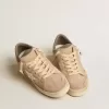 Damen-Stardan aus altrosa Wildleder mit weißem Lederstern und Fersenlasche Damen-Stardan aus altrosa Wildleder mit weißem Lederstern und Fersenlasche