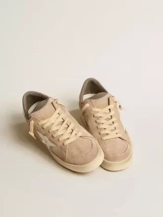 Damen-Stardan aus altrosa Wildleder mit weißem Lederstern und Fersenlasche Damen-Stardan aus altrosa Wildleder mit weißem Lederstern und Fersenlasche