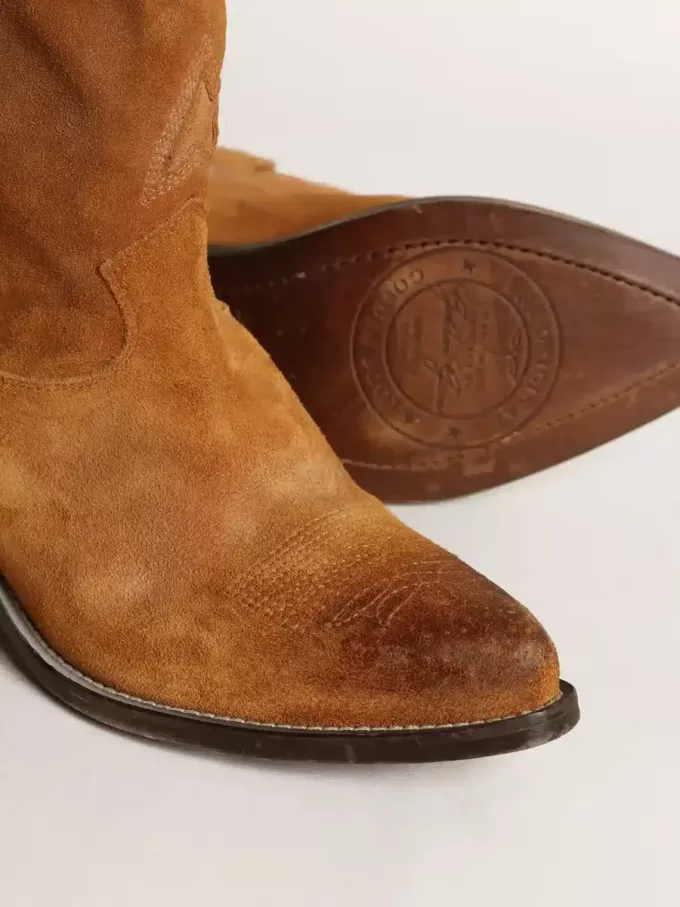 Damen-Stiefeletten aus tabakfarbenem Wildleder mit eingearbeitetem Stern Damen-Stiefeletten aus tabakfarbenem Wildleder mit eingearbeitetem Stern