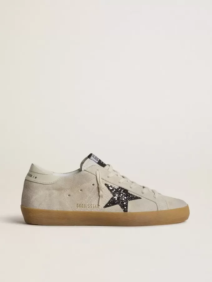 Damen-Super-Star aus eisgrauem Wildleder mit silbernem Glitzerstern und Leder-Fersenlasche Damen-Super-Star aus eisgrauem Wildleder mit silbernem Glitzerstern und Leder-Fersenlasche