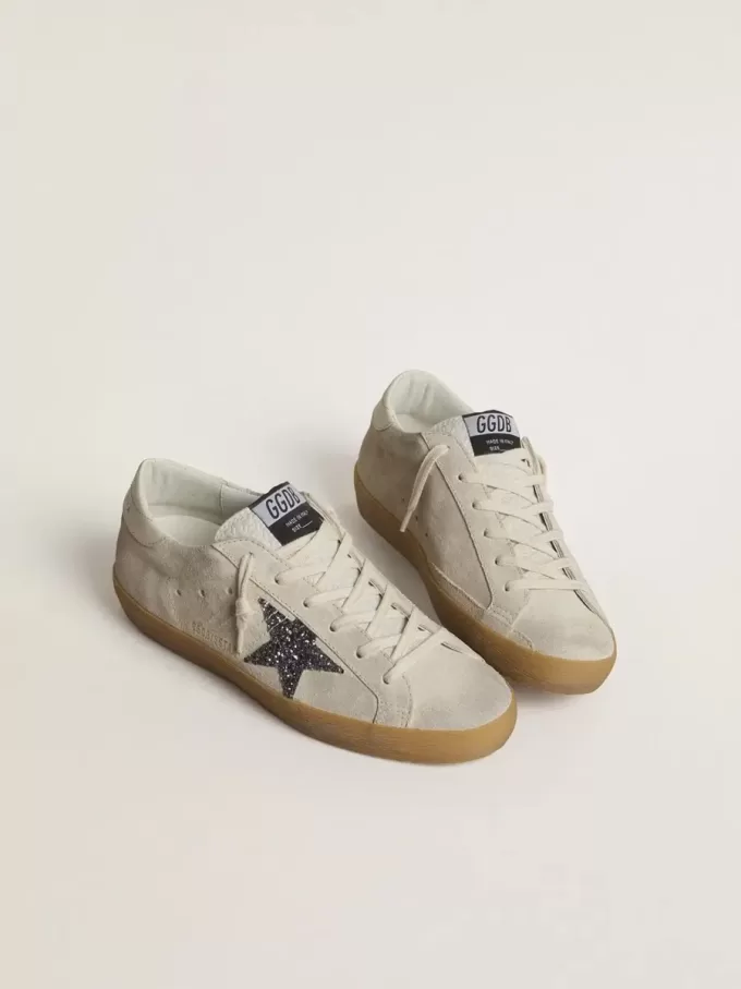 Damen-Super-Star aus eisgrauem Wildleder mit silbernem Glitzerstern und Leder-Fersenlasche Damen-Super-Star aus eisgrauem Wildleder mit silbernem Glitzerstern und Leder-Fersenlasche