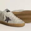 Damen-Super-Star aus eisgrauem Wildleder mit silbernem Glitzerstern und Leder-Fersenlasche Damen-Super-Star aus eisgrauem Wildleder mit silbernem Glitzerstern und Leder-Fersenlasche