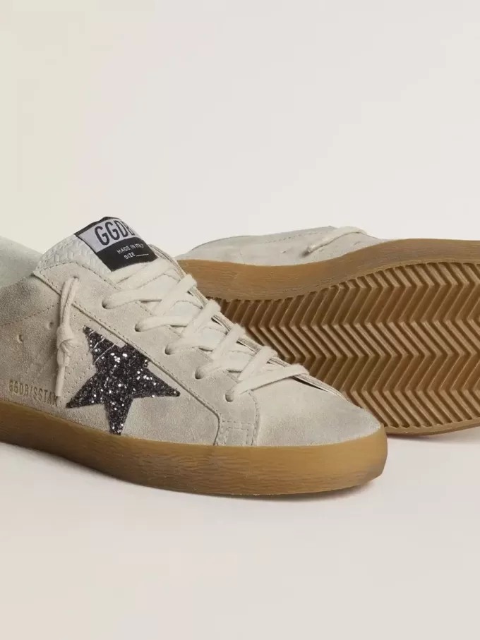 Damen-Super-Star aus eisgrauem Wildleder mit silbernem Glitzerstern und Leder-Fersenlasche Damen-Super-Star aus eisgrauem Wildleder mit silbernem Glitzerstern und Leder-Fersenlasche
