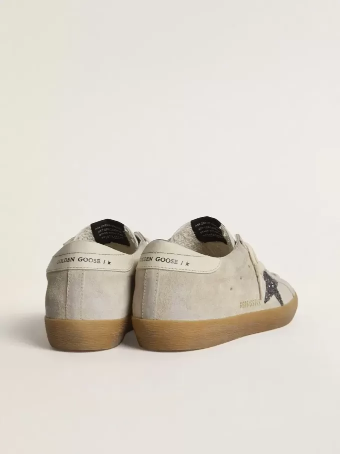 Damen-Super-Star aus eisgrauem Wildleder mit silbernem Glitzerstern und Leder-Fersenlasche Damen-Super-Star aus eisgrauem Wildleder mit silbernem Glitzerstern und Leder-Fersenlasche