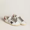 Damen-Super-Star aus Nappa mit Glitzerstern und rotem Nappa-Fersenriemen Damen-Super-Star aus Nappa mit Glitzerstern und rotem Nappa-Fersenriemen