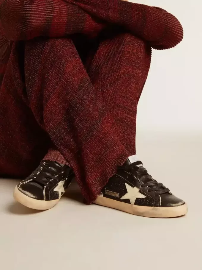 Damen-Superstar in schwarzem Glitzer und Nappa mit cremefarbenem Lederstern und Fersenlasche