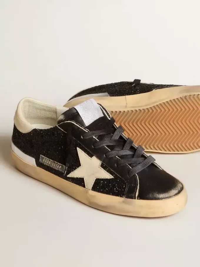 Damen-Superstar in schwarzem Glitzer und Nappa mit cremefarbenem Lederstern und Fersenlasche