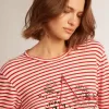 Damen-T-Shirt mit weißen und roten Streifen und Stickerei auf der Vorderseite Damen-T-Shirt mit weißen und roten Streifen und Stickerei auf der Vorderseite