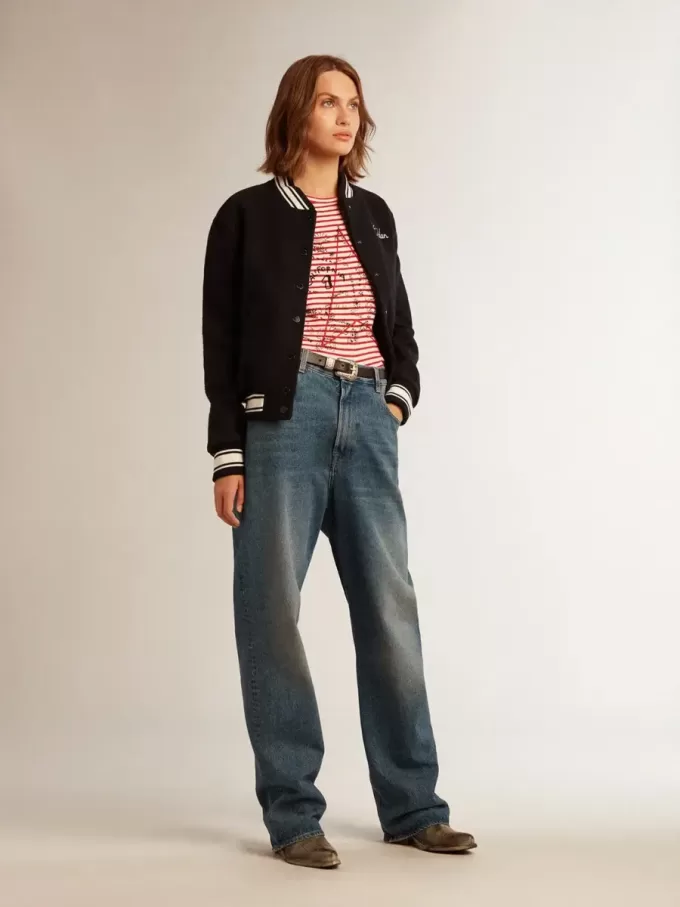Damen-T-Shirt mit weißen und roten Streifen und Stickerei auf der Vorderseite Damen-T-Shirt mit weißen und roten Streifen und Stickerei auf der Vorderseite