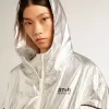 Damen-Windjacke aus silbernem und schwarzem Funktionsstoff Damen-Windjacke aus silbernem und schwarzem Funktionsstoff
