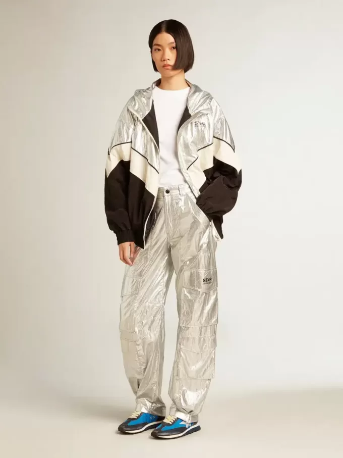 Damen-Windjacke aus silbernem und schwarzem Funktionsstoff Damen-Windjacke aus silbernem und schwarzem Funktionsstoff