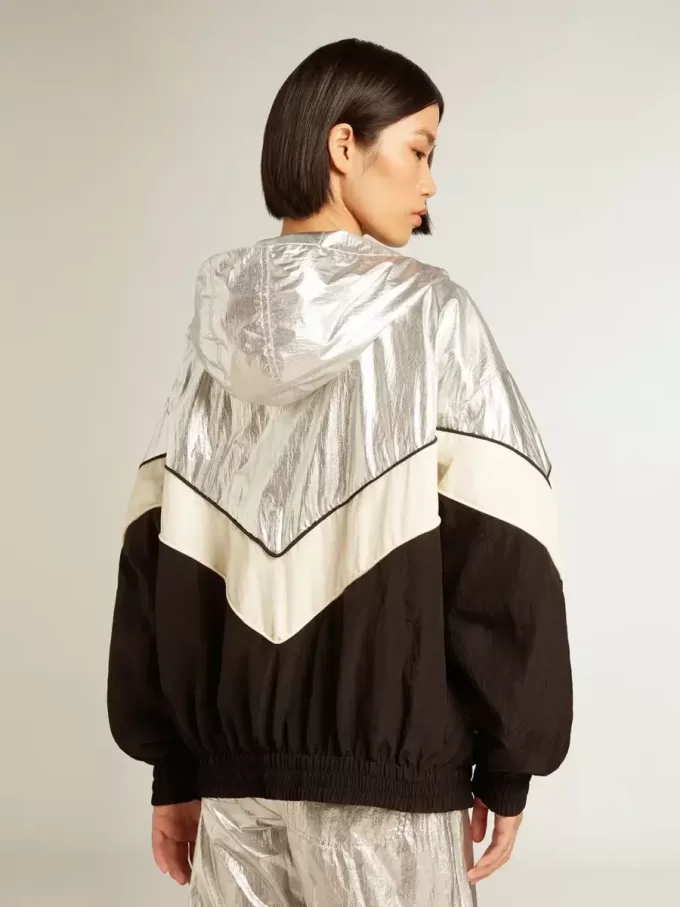 Damen-Windjacke aus silbernem und schwarzem Funktionsstoff Damen-Windjacke aus silbernem und schwarzem Funktionsstoff