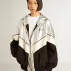Damen-Windjacke aus silbernem und schwarzem Funktionsstoff Damen-Windjacke aus silbernem und schwarzem Funktionsstoff