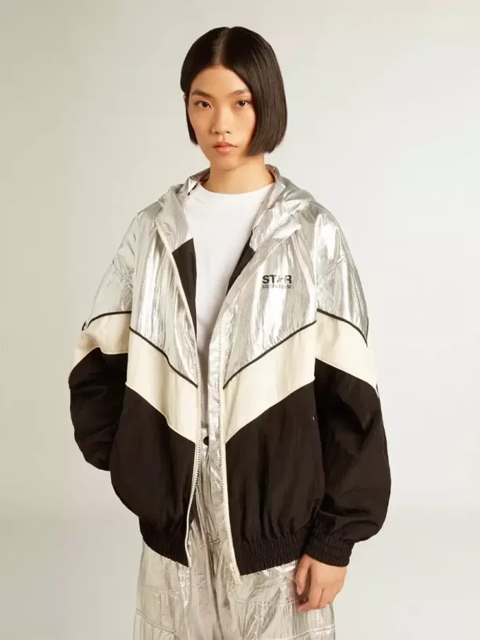 Damen-Windjacke aus silbernem und schwarzem Funktionsstoff Damen-Windjacke aus silbernem und schwarzem Funktionsstoff