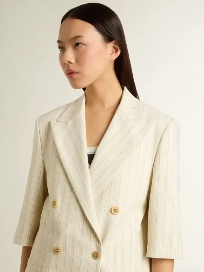 Damenblazer aus weiß-grauer Wollmischung mit Nadelstreifen und kurzen Ärmeln Damenblazer aus weiß-grauer Wollmischung mit Nadelstreifen und kurzen Ärmeln