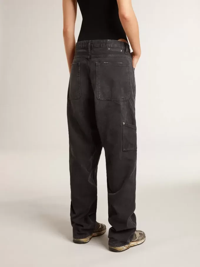 Damenjeans aus schwarzem Baumwollstoff im Distressed-Look mit Patches auf der Vorderseite
