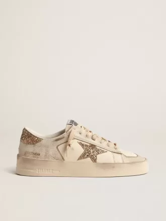 Damenmodell Stardan aus ecrufarbenem Nappaleder mit goldenem Glitzerstern und Fersenlasche Damenmodell Stardan aus ecrufarbenem Nappaleder mit goldenem Glitzerstern und Fersenlasche