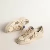 Damenmodell Stardan aus ecrufarbenem Nappaleder mit goldenem Glitzerstern und Fersenlasche Damenmodell Stardan aus ecrufarbenem Nappaleder mit goldenem Glitzerstern und Fersenlasche