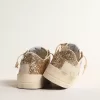 Damenmodell Stardan aus ecrufarbenem Nappaleder mit goldenem Glitzerstern und Fersenlasche Damenmodell Stardan aus ecrufarbenem Nappaleder mit goldenem Glitzerstern und Fersenlasche