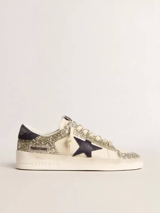 Damenmodell Stardan in Platin-Glitzer mit dunkelblauem Wildlederstern und Fersenlasche Damenmodell Stardan in Platin-Glitzer mit dunkelblauem Wildlederstern und Fersenlasche