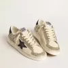Damenmodell Stardan in Platin-Glitzer mit dunkelblauem Wildlederstern und Fersenlasche Damenmodell Stardan in Platin-Glitzer mit dunkelblauem Wildlederstern und Fersenlasche