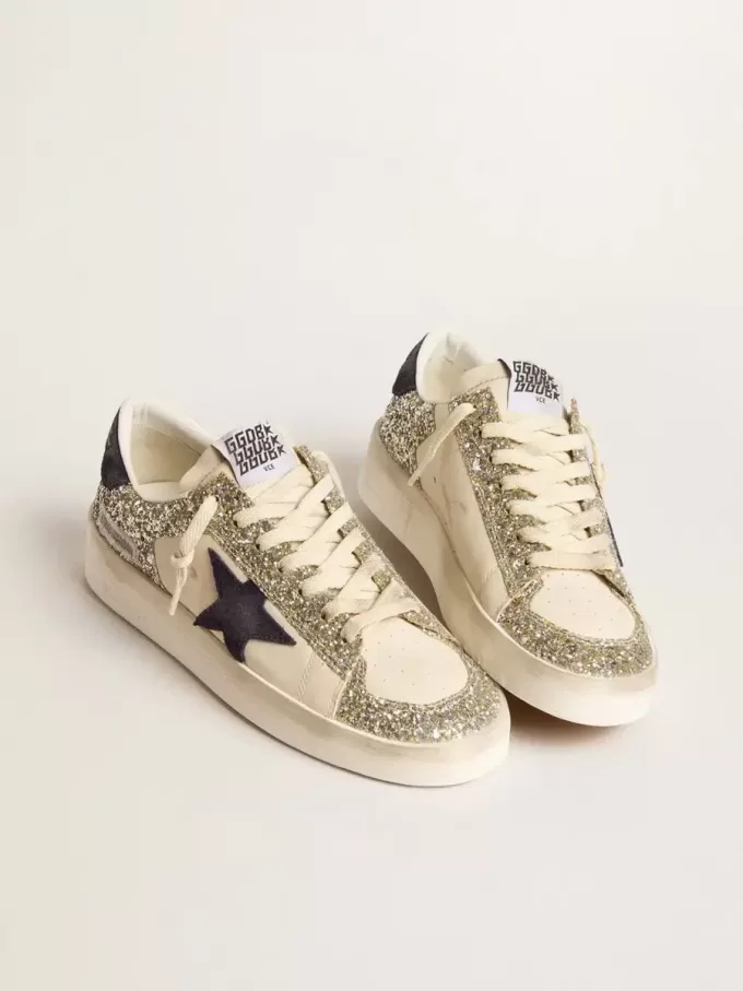 Damenmodell Stardan in Platin-Glitzer mit dunkelblauem Wildlederstern und Fersenlasche Damenmodell Stardan in Platin-Glitzer mit dunkelblauem Wildlederstern und Fersenlasche