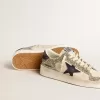 Damenmodell Stardan in Platin-Glitzer mit dunkelblauem Wildlederstern und Fersenlasche Damenmodell Stardan in Platin-Glitzer mit dunkelblauem Wildlederstern und Fersenlasche