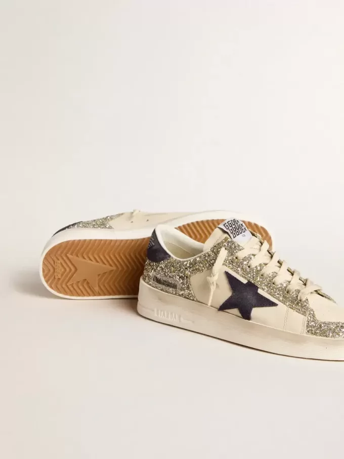 Damenmodell Stardan in Platin-Glitzer mit dunkelblauem Wildlederstern und Fersenlasche Damenmodell Stardan in Platin-Glitzer mit dunkelblauem Wildlederstern und Fersenlasche