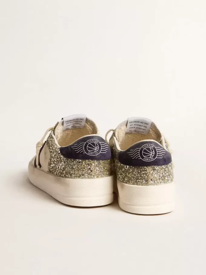 Damenmodell Stardan in Platin-Glitzer mit dunkelblauem Wildlederstern und Fersenlasche Damenmodell Stardan in Platin-Glitzer mit dunkelblauem Wildlederstern und Fersenlasche