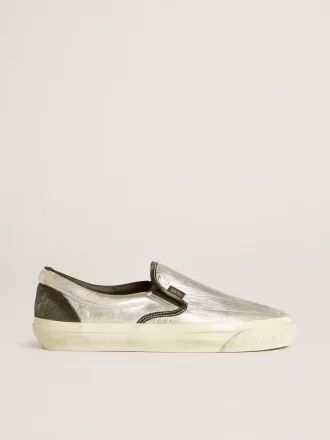 Damenmodell VCE Penstar aus metallisch silbernem Leder mit schwarzer Lederlasche am Absatz