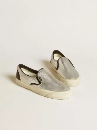 Damenmodell VCE Penstar aus metallisch silbernem Leder mit schwarzer Lederlasche am Absatz