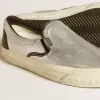 Damenmodell VCE Penstar aus metallisch silbernem Leder mit schwarzer Lederlasche am Absatz Damenmodell VCE Penstar aus metallisch silbernem Leder mit schwarzer Lederlasche am Absatz