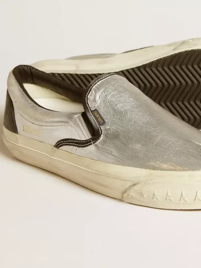 Damenmodell VCE Penstar aus metallisch silbernem Leder mit schwarzer Lederlasche am Absatz Damenmodell VCE Penstar aus metallisch silbernem Leder mit schwarzer Lederlasche am Absatz