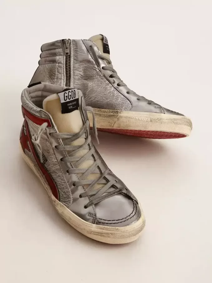 Damensandale mit silbermetallischem Oberleder und rotem Metallic-Lederbesatz