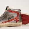 Damensandale mit silbermetallischem Oberleder und rotem Metallic-Lederbesatz