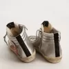 Damensandale mit silbermetallischem Oberleder und rotem Metallic-Lederbesatz