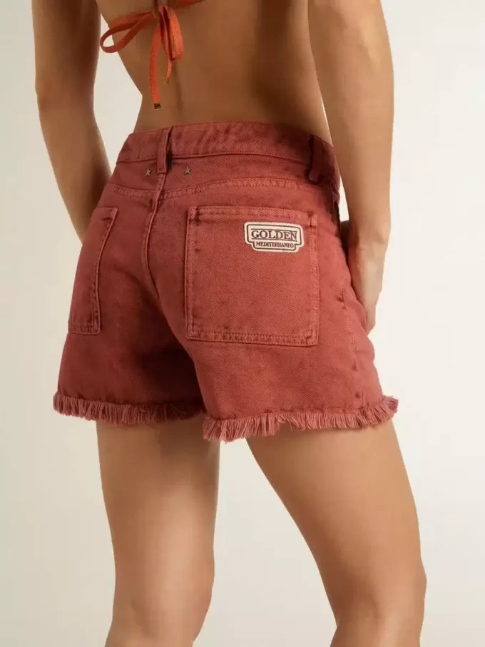 Damenshorts aus ziegelrotem Denim mit goldener Mediterraneo-Stickerei