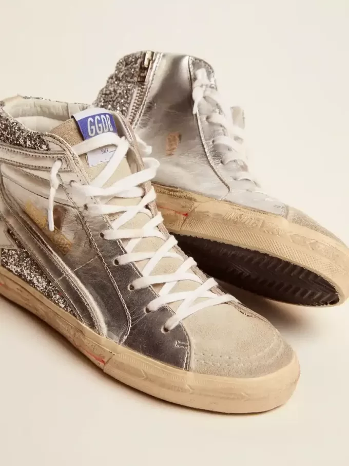 Damenslipper mit laminiertem Obermaterial aus Leder und silbernem Glitzer