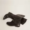 Damenstiefel aus schwarzem Leder mit Klammer an der Ferse Damenstiefel aus schwarzem Leder mit Klammer an der Ferse
